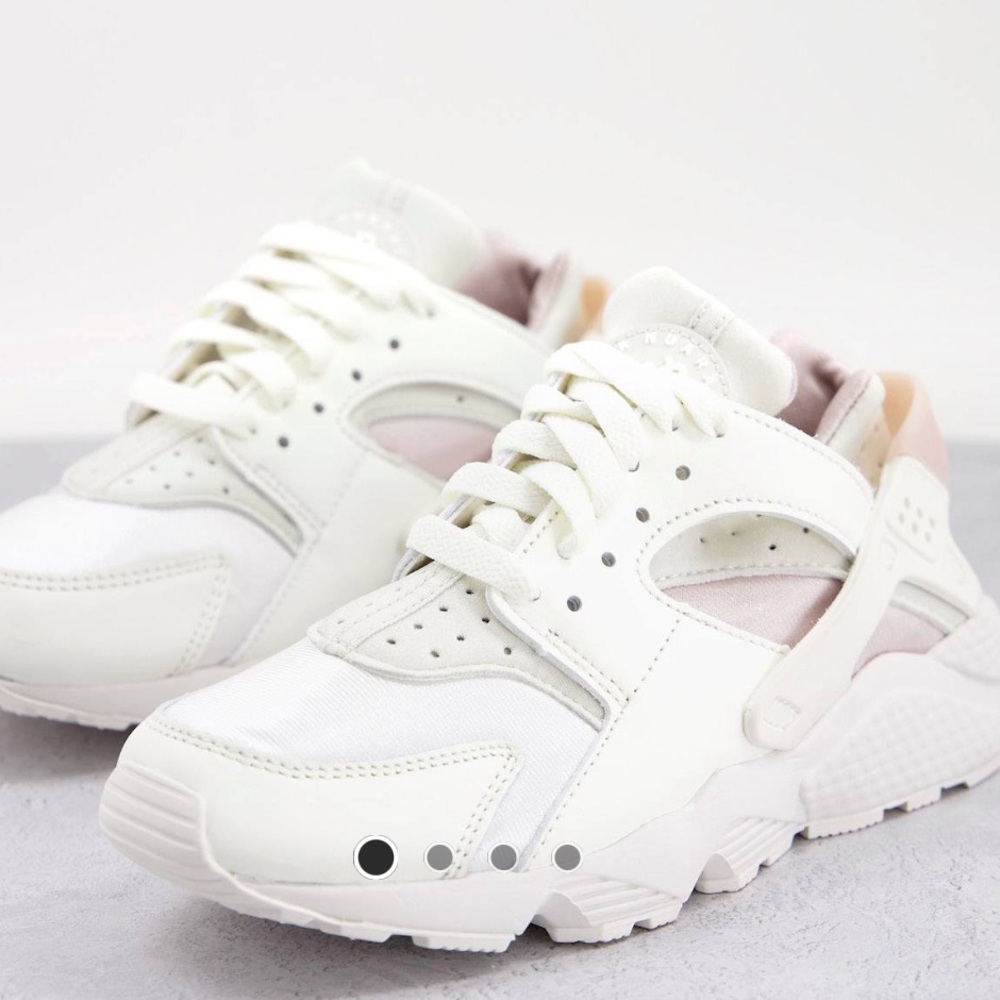 💕 Nike Air Huarache sneakers in sail/fossil stone Size 6.5 Runs Small